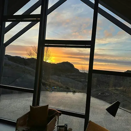 Architect-designed Gem With Views Of Kistefjellet Vakantiehuis Nesvag